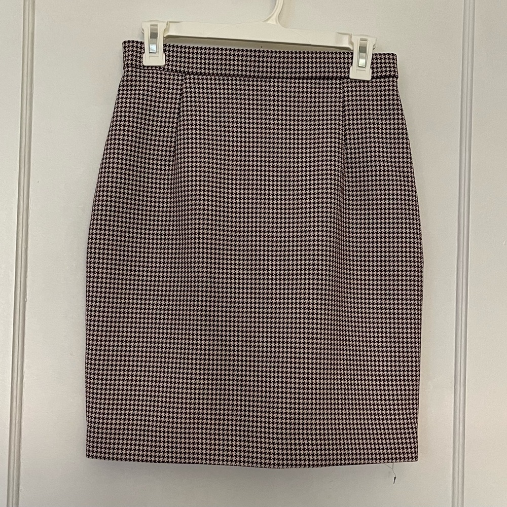 H&M pencil skirt, women's size 4, checkered (burgundy and white)